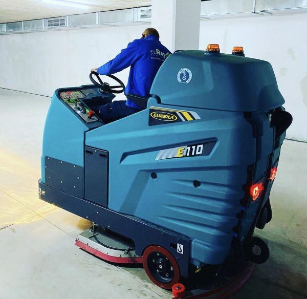 Maquina de limpieza de garajes