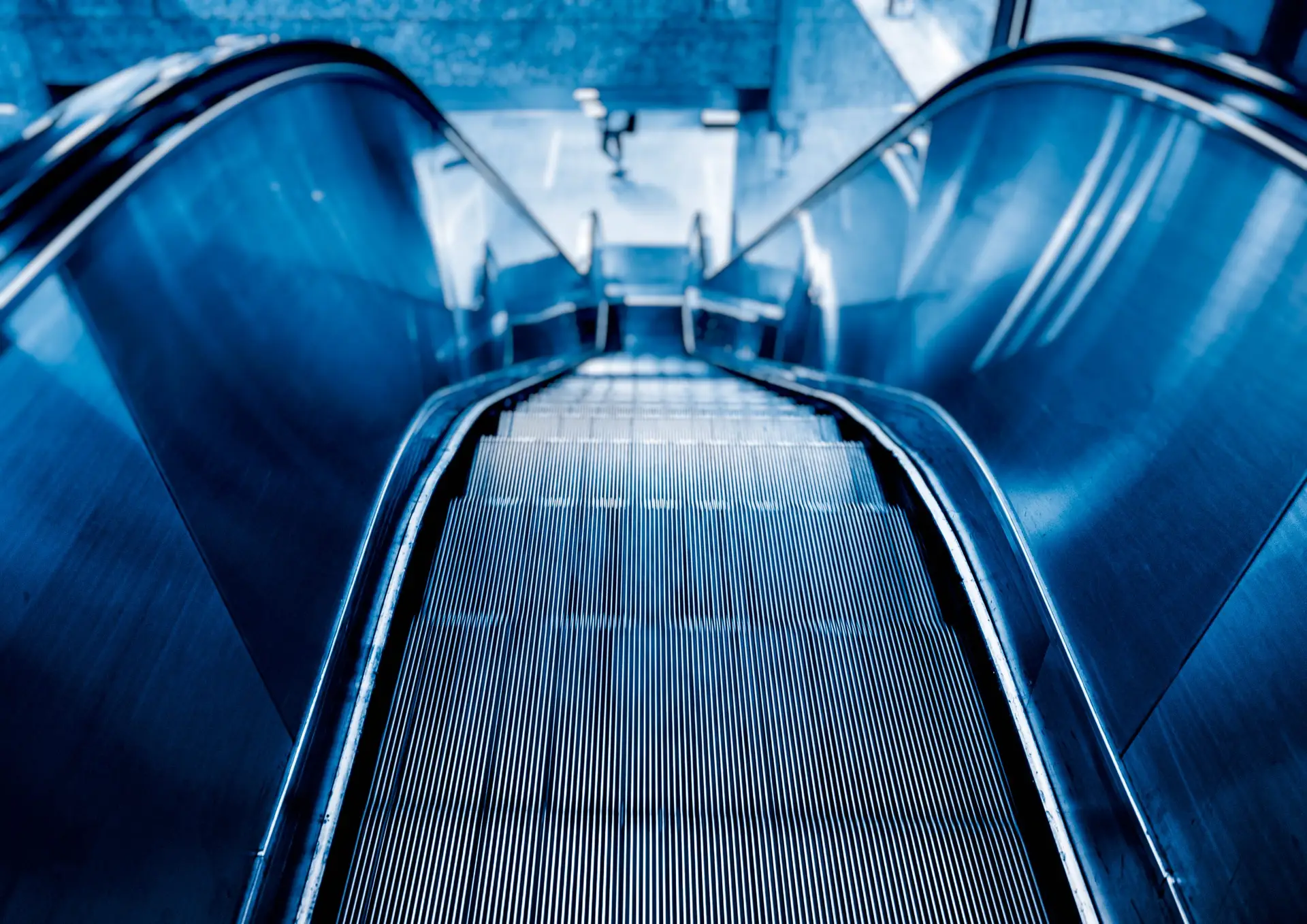 Limpieza de escaleras mecánicas en centros comerciales