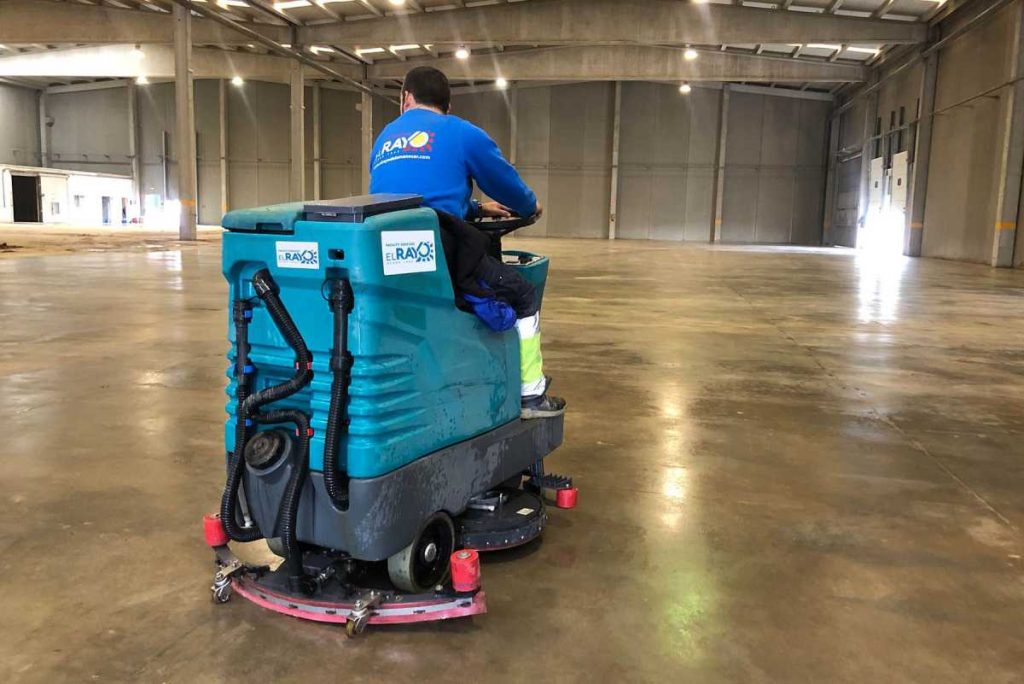 Pasos para fregar naves industriales